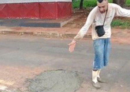 Com cimento, moradores tapam buraco que j&aacute; estourou seis pneus