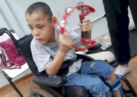 Ap&oacute;s parto emocionante no ventre de m&atilde;e morta, Yago luta para andar
