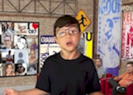 Aos 9 anos, menino bomba falando de futebol e foi parar na Caz&eacute;TV