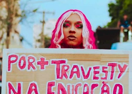 Professora trans pede afastamento da escola com medo ap&oacute;s ataques nas redes