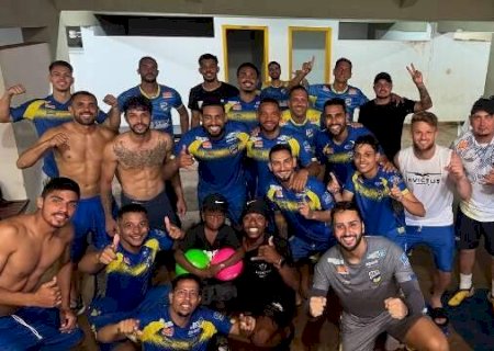 Dourados faz o "dever de casa" e assume a lideran&ccedil;a do estadual