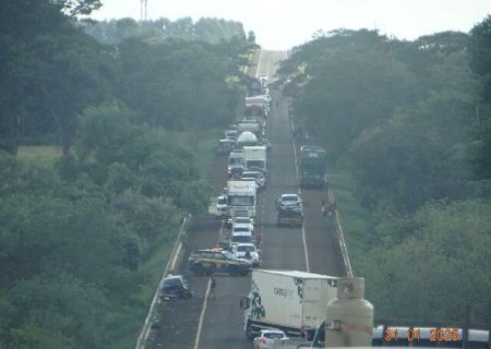 Chuva provoca acidente com tr&ecirc;s ve&iacute;culos e susto em rodovia