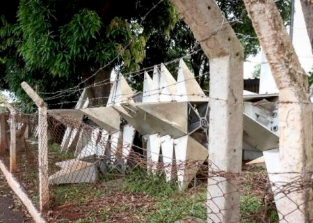 Ladr&otilde;es descobriram patrim&ocirc;nio abandonado em p&aacute;tio de secretaria municipal