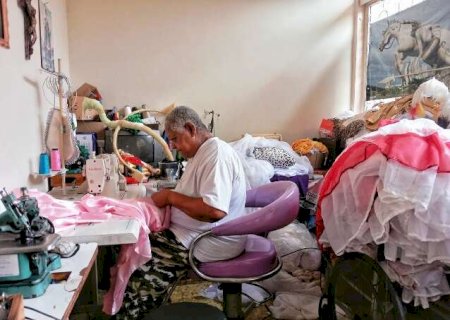 Faltando 22 dias para desfile, escola corre contra o tempo ap&oacute;s inc&ecirc;ndio