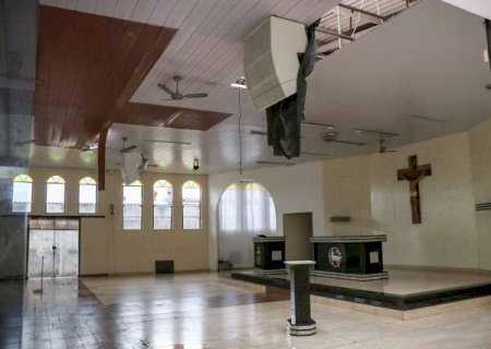 Telhado desaba durante chuva, alaga igreja e preju&iacute;zo &eacute; de R$ 10 mil