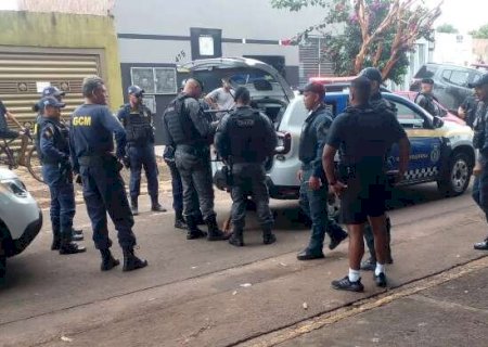 Em fuga, bandidos invadem escola municipal e causam p&acirc;nico