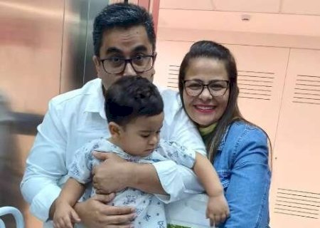 Fio met&aacute;lico &eacute; retirado do peito de beb&ecirc;, mas "guerra ainda n&atilde;o acabou", diz m&atilde;e