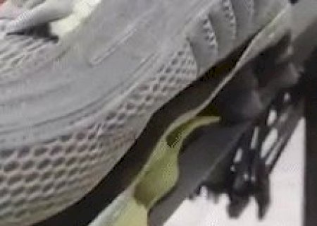 Delegado mostra v&iacute;deo de t&ecirc;nis falsificado: "s&oacute; de manusear, j&aacute; soltou o solado"
