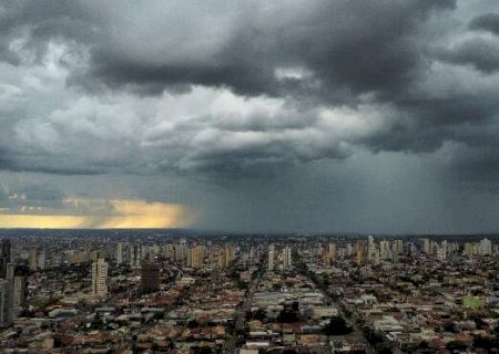Sob alerta, chuva chega a Campo Grande com ventos de at&eacute; 60 km/h