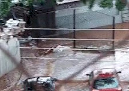 Em pouco tempo, &aacute;gua toma rua ap&oacute;s c&oacute;rrego da Pra&ccedil;a Itanhang&aacute; transbordar