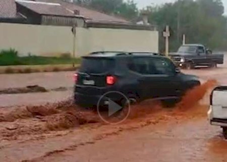 Chuva chega em Campo Grande transformando as ruas em rios de lama