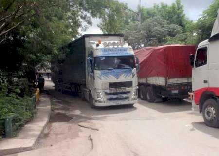 Ponte estreita e rodovia prec&aacute;ria: gargalos do transporte de cargas na fronteira