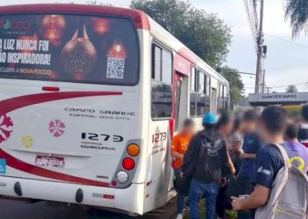 Passageiros s&atilde;o "abandonados" em ponto de &ocirc;nibus no Aero Rancho
