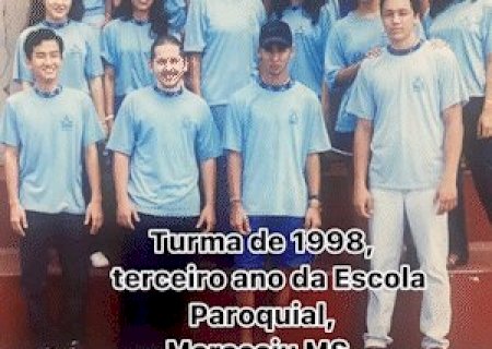 Luzia reuniu 'terceir&atilde;o' de 1998 para atualizar foto da &eacute;poca de escola