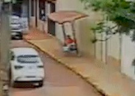 Idosa &eacute; atingida por ponto enquanto aguardava &ocirc;nibus