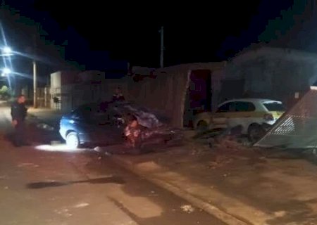 Motorista atinge port&atilde;o de casa e deixa preju&iacute;zo de R$ 10 mil a instrutor