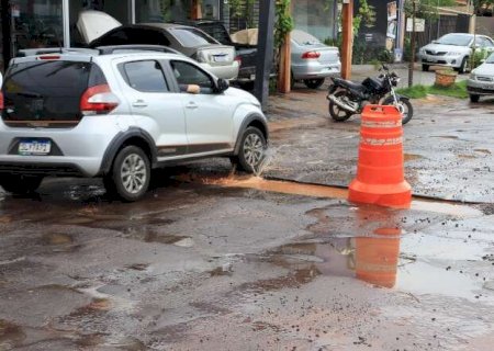 Obra em tubula&ccedil;&atilde;o transforma ruas do Taveir&oacute;polis em armadilha para motoristas