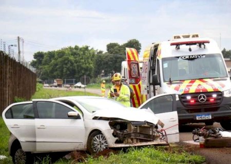 Carro rodopia na BR-163 ap&oacute;s roda se soltar, bate em muro e fica destru&iacute;do