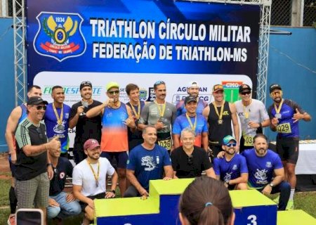 Festival de triatlo re&uacute;ne 60 atletas em domingo movimentado no C&iacute;rculo Militar