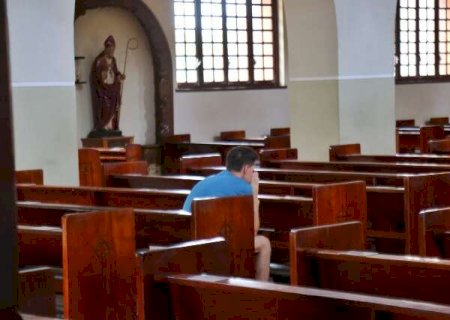 Preocupados, fi&eacute;is v&atilde;o &agrave; igreja pedir pela recupera&ccedil;&atilde;o do Papa Francisco