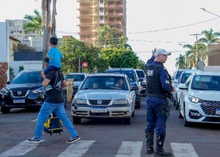 Agetran realiza a&ccedil;&atilde;o educativa para evitar fila dupla em sa&iacute;da de escola