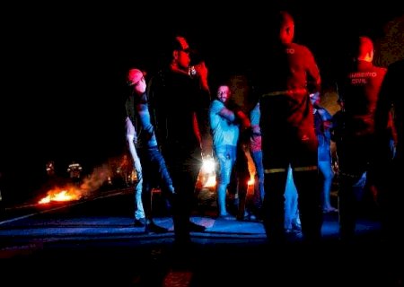 Moradores do Parque Atl&acirc;ntico fecham rodovia e pedem melhoras de estrada