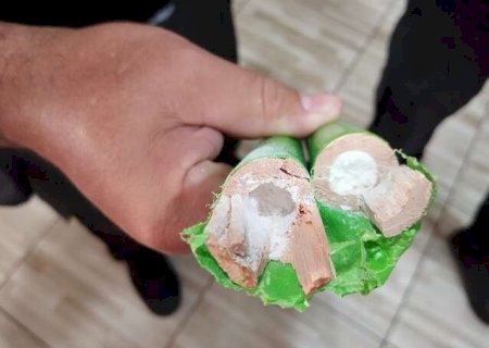 Mulher tenta entrar em pres&iacute;dio com coca&iacute;na escondida em cabos de rodos