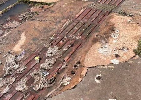 Vazamento de esgoto espalha dejetos e morador reclama do mau cheiro