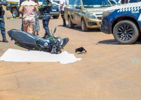 Motociclista morre ao bater em carro no Santa Em&iacute;lia