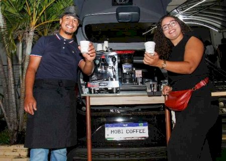 Em 22 dias, casal tirou do papel o sonho da cafeteria no pr&oacute;prio carro