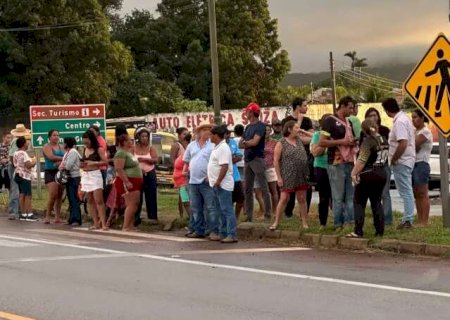 Moradores protestam em trecho da BR-163 onde crian&ccedil;a morreu atropelada