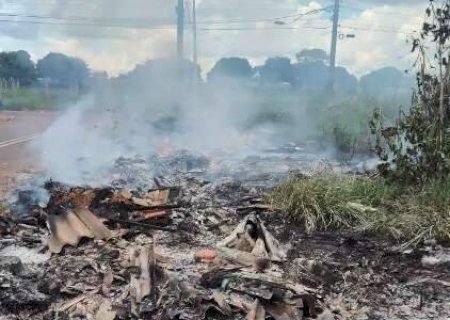 Terreno tomado por lixo pega fogo e preocupa moradores da Vila Santa Luzia