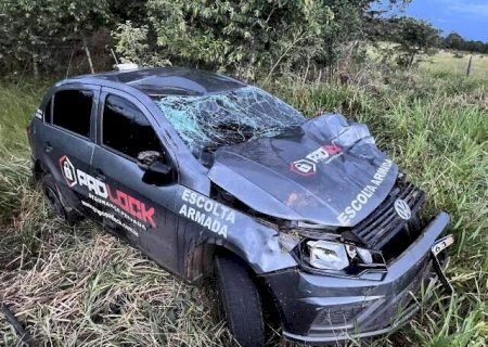 Ve&iacute;culo de escolta armada capota ap&oacute;s colis&atilde;o com boi na BR-359