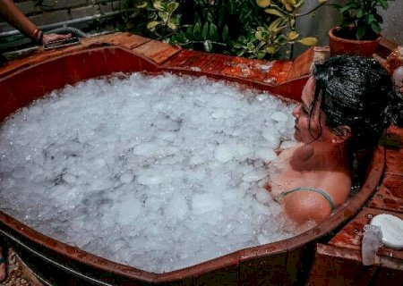 Mergulho em banheira de gelo &eacute; nova moda de quem busca desafio &lsquo;zen&rsquo;