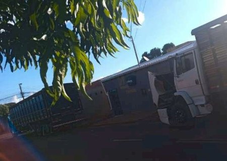 Caminh&otilde;es estacionam em rua residencial e atrapalha pedestres do Santa Luzia