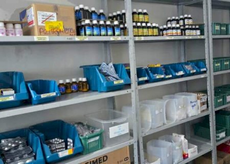 Sem estoque at&eacute; de soro, compra emergencial precisa abastecer farm&aacute;cia municipal