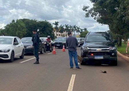 Motociclista atravessa canteiro e bate em ve&iacute;culo da Casa Militar