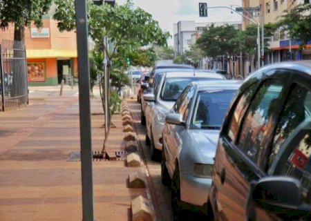 Condutores penam para encontrar vagas, mas dizem que parqu&iacute;metro n&atilde;o &eacute; a solu&ccedil;&atilde;o