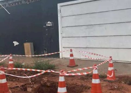 Buraco impede dentista de entrar com carro em casa h&aacute; dois dias