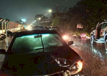 Com baixa visibilidade pela chuva, gestante bate em carro na contram&atilde;o e morre