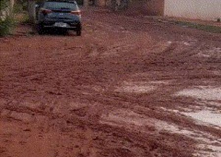 Em rua de terra, alunos de Emei precisam lavar os p&eacute;s antes de entrar na aula