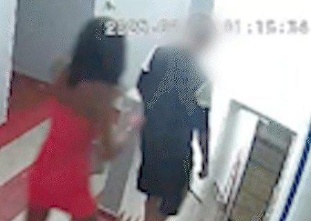 V&iacute;deo mostra mulher, que morreu em confronto, empurrando idoso escada abaixo