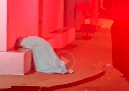 De joelhos e com marcas de tiros, homem &eacute; encontrado morto em cal&ccedil;ada de bar