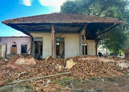 Depredada dia a dia, casa hist&oacute;ria no Centro "definha"  a olhos vistos