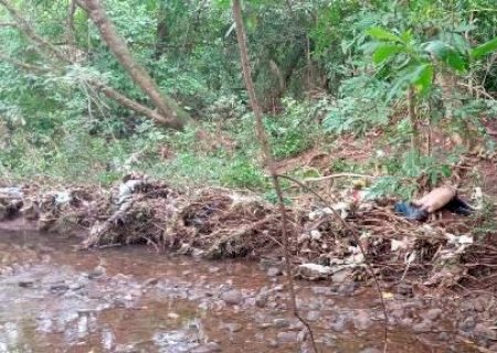 Homem &eacute; encontrado morto em &aacute;rea de mata &agrave;s margens de c&oacute;rrego