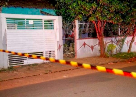 Mulher &eacute; morta e tem corpo incendiado em cova rasa