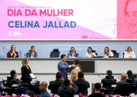 Com discursos de igualdade, C&acirc;mara homenageia 56 mulheres da Capital com medalha