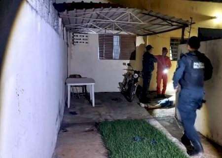 Homem &eacute; encontrado morto com sinais de espancamento em ed&iacute;cula