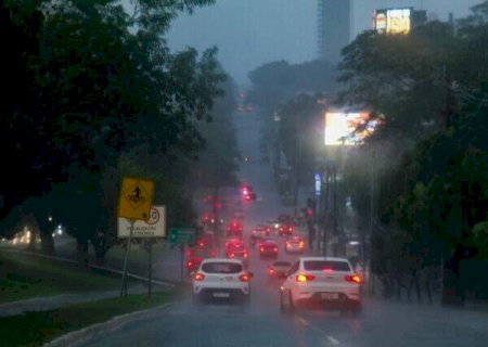 Capital tem chuva e descargas el&eacute;tricas ap&oacute;s mais um dia de calor