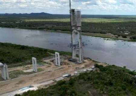 Imponente, obra da ponte bioce&acirc;nica avan&ccedil;a sobre o Rio Paraguai